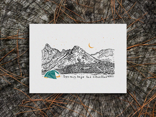 Art print of a blue and yellow tent with mountains in the background and the text Dormir bajo las estrellas